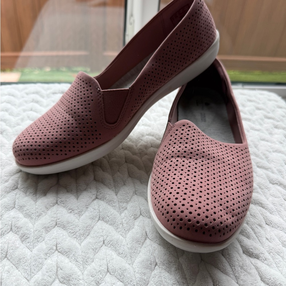 Cloudsteppers by Clarks Perforated Mauve Flats
